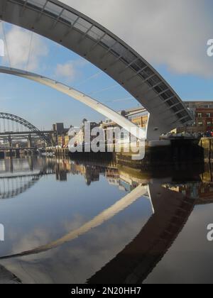 Il ponte del millennio sul fiume Tyne si alza per consentire il passaggio di una barca Foto Stock