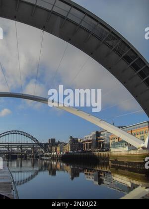 Il ponte del millennio sul fiume Tyne si alza per consentire il passaggio di una barca Foto Stock