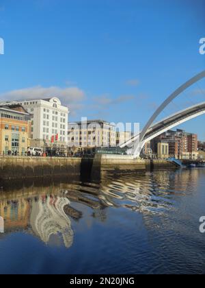 Riflessioni nel fiume Tyne a Newcastle Quayside Foto Stock