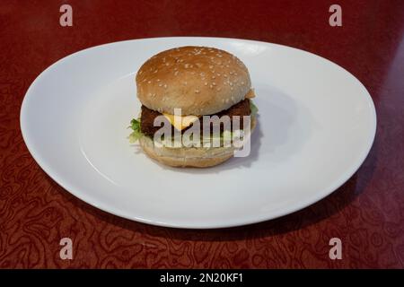 Medio Oriente dishe culinary Still Life. hamburger di pesce impanato con formaggio cheddar e insalata Foto Stock