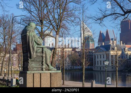 L'Aia, Paesi Bassi, 29 dicembre 2019, Monumento allo statista olandese e diplomatico Johan van Oldenbarnevelt con la storica Mauritshuis nel Foto Stock