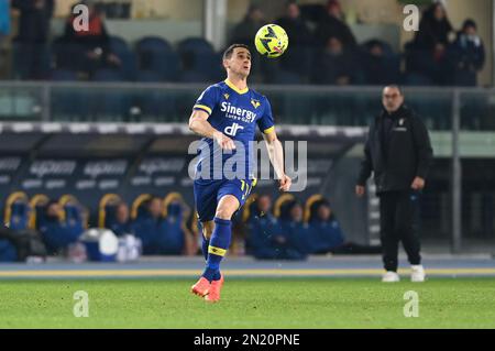 Verona, Italia. 06th Feb, 2023. kevin lasagna (verona) durante Hellas Verona FC vs SS Lazio, calcio italiano Serie A match in Verona, Italia, Febbraio 06 2023 Credit: Independent Photo Agency/Alamy Live News Foto Stock