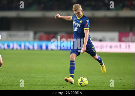 Verona, Italia. 06th Feb, 2023. josh doig (verona) durante Hellas Verona FC vs SS Lazio, calcio italiano Serie A match in Verona, Italia, Febbraio 06 2023 Credit: Independent Photo Agency/Alamy Live News Foto Stock
