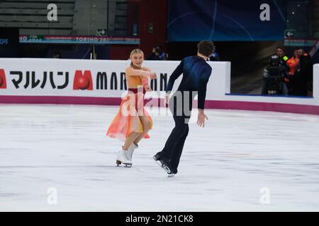 Torino, Italia. 10th Dec, 2022. Phebe Bekker e James Hernandez (GBR) si esibiscono durante la Junior Ice Dance - Free Dance del Gran Premio della ISU di Fighter Skating Final di Torino a Palavela. (Foto di Davide di Lalla/SOPA Images/Sipa USA) Credit: Sipa USA/Alamy Live News Foto Stock