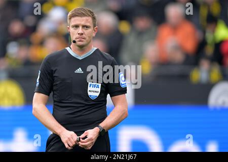 DORTMUND - Referee Robert Schroder durante la partita della Bundesliga tra Borussia Dortmund e SC Friburgo al Signal Iduna Park il 4 febbraio 2023 a Dortmund, Germania. AP | altezza olandese | GERRIT DI COLONIA Foto Stock