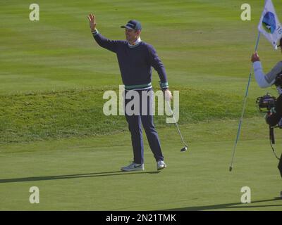 Pebble Beach, California, Stati Uniti. 6th Feb, 2023. Justin Rose vince il 2023 AT&T Pro-Am., a Pebble Beach Golf Links durante l'ultimo round del torneo di golf PGA Tour Credit: Motofoto/Alamy Live News Foto Stock