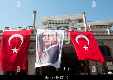 Ataturk e bandiera turca, Isola del Principe, Istanbul, Turchia Foto Stock