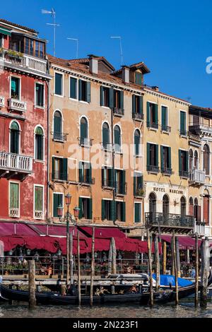 Lungomare con alberghi e ristoranti vicino a Ponte di Rialto, Canal Grande, Canal Grande, Venezia, Veneto, Italia, Europa Foto Stock