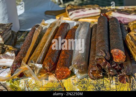 Prodotti a base di carne freschi esposti per la vendita. Tutto in esposizione è fatto in casa secondo una ricetta tradizionale. Foto Stock