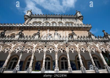 Colonnato di fronte alla veranda con piastrelle azulejo, Bucaco Palace Hotel, Luso, Mealhada, Portogallo, Europa Foto Stock