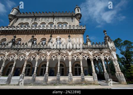 Colonnato di fronte alla veranda con piastrelle azulejo, Bucaco Palace Hotel, Luso, Mealhada, Portogallo, Europa Foto Stock