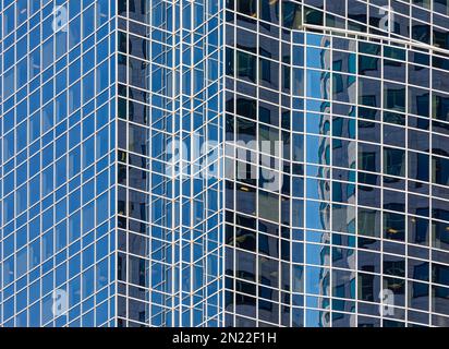 Boston Financial District: 100 High Street si riflette tutto intorno in una griglia di vetro bianco metallo su nero. Foto Stock