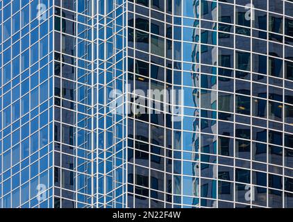 Boston Financial District: 100 High Street si riflette tutto intorno in una griglia di vetro bianco metallo su nero. Foto Stock