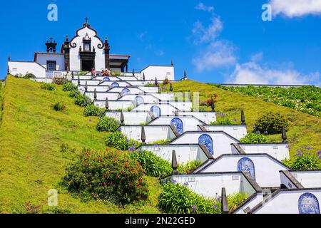 L'Eremo di Nossa Senhora da Paz o la cappella di nostra Signora della Pace, costruita su una collina sopra Vila Franca do campo nell'Isola di Sao Miguel, Azzorre, Portogallo. Foto Stock