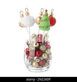 Deliziosa torta a tema natalizia schiocchi in vaso isolato su bianco Foto Stock