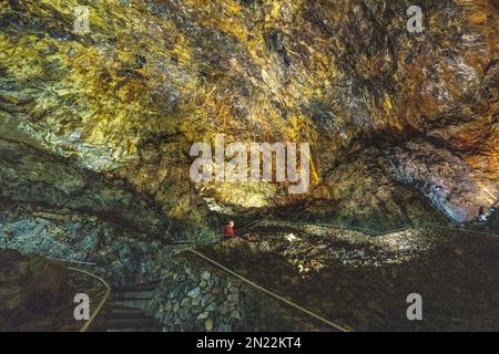 Stalattiti di silicato all'interno dell'Algar do Carvão un tubo di lava verticale che scende a 300 metri dalla superficie accessibile tramite una stretta scala a una piscina d'acqua trasparente in fondo alle montagne centrali, l'isola di Terceira, le Azzorre, il Portogallo. Foto Stock