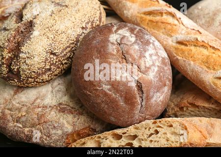 Diversi tipi di pane fresco come sfondo, primo piano Foto Stock