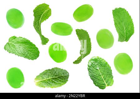 Set di caramelle alla menta dure e foglie verdi su sfondo bianco Foto Stock