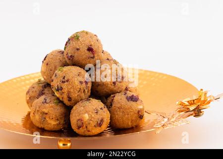 Indiano Mithai Gulab Churma Ke Laddu o Choorma Ke Ladoo è fatto di grano intero Jada Gehun Ka atta, Khus Khus, Gur, jaggery, Kaju, Badam, Rosa commestibile P Foto Stock