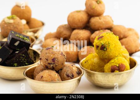 Indiano Mithai Gulab Churma Ke Laddu o Choorma Ke Ladoo è fatto di grano intero Jada Gehun Ka atta, Khus Khus, Gur, jaggery, Kaju, Badam, Rosa commestibile P Foto Stock