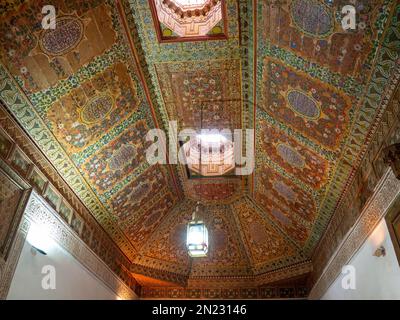 Dettaglio stanza a soffitto all'interno del Bay Palace a Marrakech Marocco Foto Stock