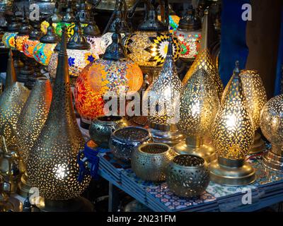 Lampade in stile marocchino nel tradizionale mercato medina. Luci e negozi di souvenir, Marrakech Africa Foto Stock