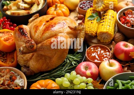 Festa tradizionale del giorno del Ringraziamento con deliziosi tacchino cotto e altri piatti di stagione come sfondo, primo piano Foto Stock