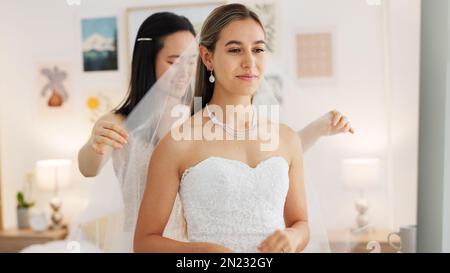 Sposa, matrimonio e donna che aiutano con il velo nel sorriso spogliatoio per un giorno speciale. Le donne felici amano e sostegno della bridesmaid o aiutare la sposa con Foto Stock