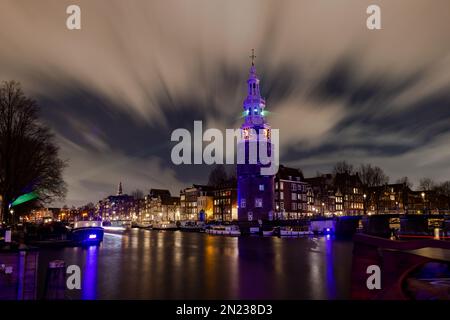 AMSTERDAM, PAESI BASSI - 18 GENNAIO 2023: Amsterdam Light Festival - raggi di luce al Montelbaanstower con raggi laser verdi Foto Stock