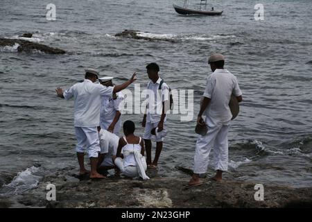 salvador, bahia, brasile - 1 gennaio 2023: I membri di candelabri fare offerte sulla spiaggia nella regione di Umaita nella città di Salvador. Foto Stock