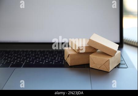 Shopping su Internet. Computer portatile con piccolo carrello sul tavolo,  primo piano Foto stock - Alamy