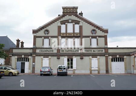 Epernay, Marne, France 08 10 2008 : chiusura del negozio della prestigiosa cantina francese Castellane Champaign con parcheggio e auto Foto Stock