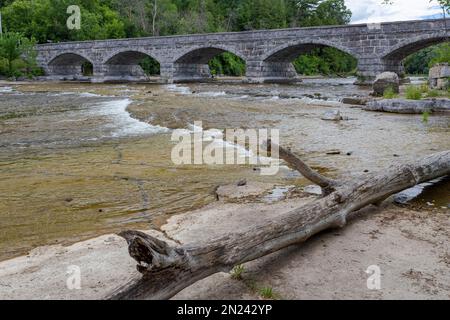 Questo ponte a cinque archi è presumibilmente unico nel suo genere in Nord America e si dice sia l'unico nel suo genere al mondo al di fuori della Russia. Foto Stock