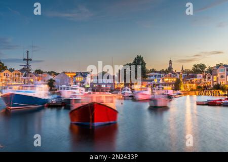 Rockport, Massachusetts, Stati Uniti e vista del centro e del porto al tramonto. Foto Stock