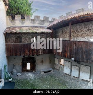 Il castello principesco (Castello Principesco o Landesfürstliche Burg) con la statua di San Giorgio e un affresco della crocifissione nella città di Mer Foto Stock