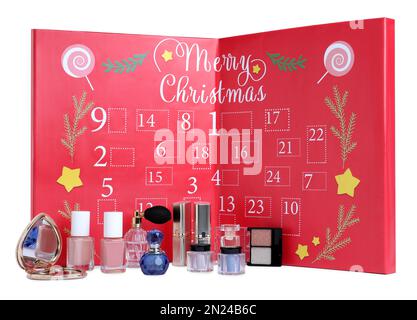 Calendario dell'avvento natalizio con diversi cosmetici e profumi isolati sul bianco Foto Stock