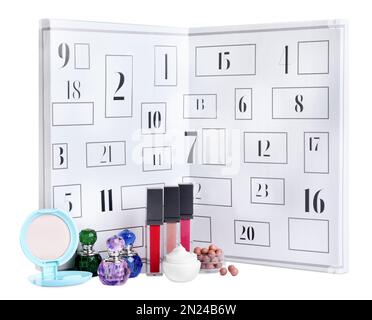 Calendario dell'avvento natalizio con diversi cosmetici e profumi isolati sul bianco Foto Stock