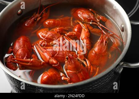 Deliziosi gamberi freschi in pentola, vista primo piano Foto Stock