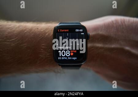 Uno smartwatch quadrato da vicino alla mano di un uomo. Misurazione della frequenza cardiaca sull'orologio Foto Stock