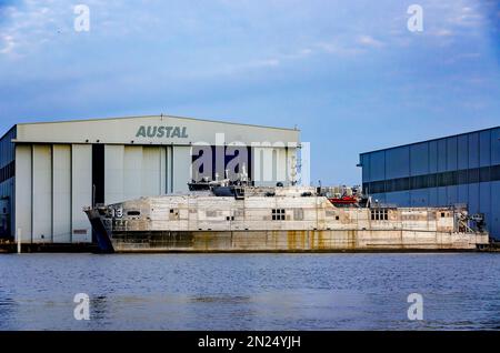La USNS Apalachicola (EPF 13) è ormeggiata al di fuori dello stabilimento navale Austal USA sul fiume Mobile, il 30 gennaio 2023, a Mobile, Alabama. Foto Stock