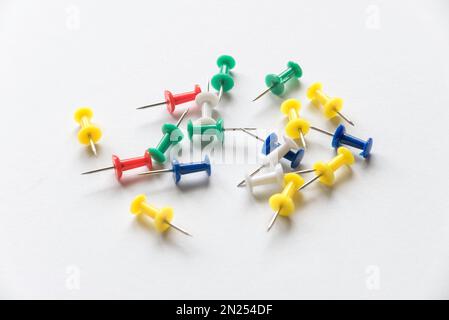 Un colorato push pin isolato su uno sfondo bianco . Foto Stock