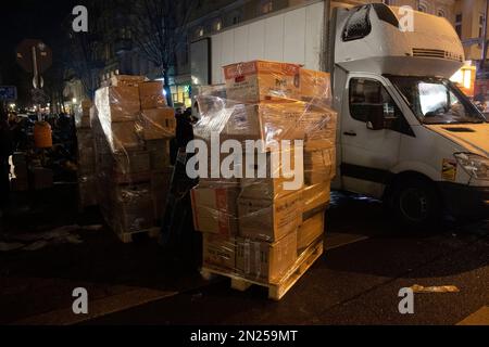 Berlino, Germania. 03rd Jan, 2023. Le forniture di soccorso per le vittime del terremoto in Turchia e Siria sono imballate a Turmstraße a Moabit. I membri della comunità turca di Berlino hanno raccolto tonnellate di materiale di soccorso nel giro di poche ore. La polizia ha chiuso Turmstraße in modo che i volontari possano caricare numerosi camion. Il passo successivo sarà quello di catalogare le merci raccolte in modo che le dogane possano far passare il convoglio senza problemi. Credit: Paul Zinken/dpa/Alamy Live News Foto Stock