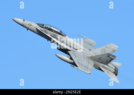 Prefettura di Kanagawa, Giappone - 07 gennaio 2017: United States Marines Boeing F-18D Hornet multirole fighter di VMFA(AW)-225 Vikings. Foto Stock