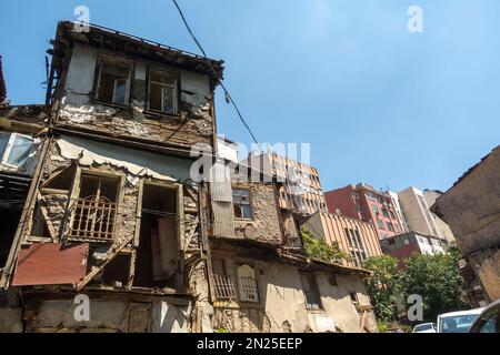 Vecchie case in legno nella Turchia centrale di Ankara. Case in legno dell'epoca ottomana, scottate e delapidate si trovano nelle antiche stradine di Altındağ/Ankara Foto Stock