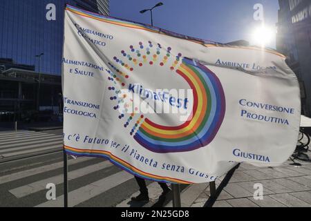 Bandiera Klima Fest come si è visto durante la manifestazione di protesta a Milano, 2023 febbraio Foto Stock