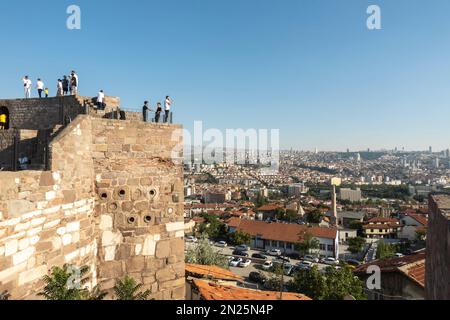 Ankara viaggio. Turisti sul Castello di Ankara con una vista panoramica della capitale della Turchia. Fortificazione è stato costruito nel 7th ° secolo Foto Stock