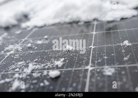 Pannello di energia solare in inverno. Ottenere elettricità con pannelli solari in inverno Foto Stock