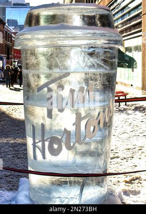 Ottawa, Canada - 6 febbraio 2023: Scultura su ghiaccio della tazza da caffè di Tim Horton in occasione dell'annuale evento di scultura su ghiaccio Winterlude a Sparks Street. Tim Hortons Foto Stock