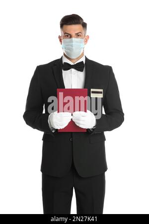 Cameriere in maschera medica con menu su sfondo bianco Foto Stock