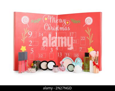 Calendario dell'avvento natalizio con diversi cosmetici e profumi isolati sul bianco Foto Stock